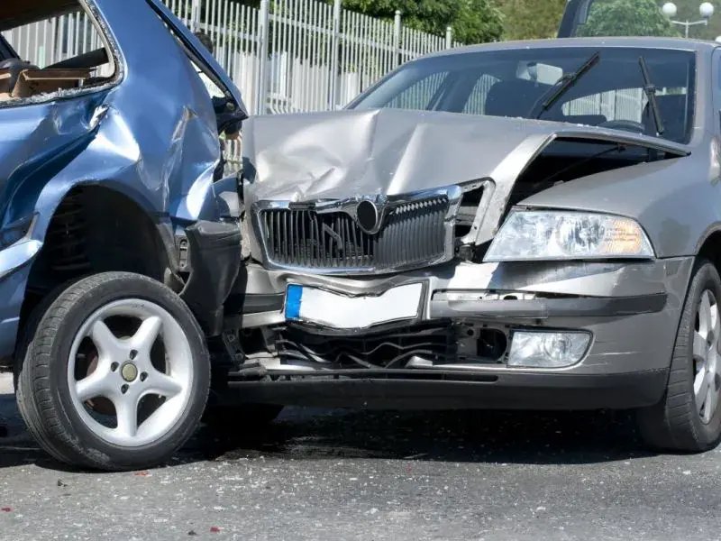 Zwei Fahrzeuge mit deutlichen Unfallschäden an der Front